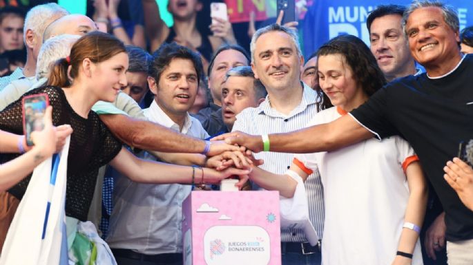 Muy cumpa: Arturo se esforzó y se "robó" una foto con Kicillof en Mar del Plata