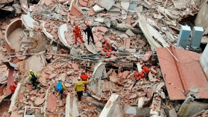 Tragedia en Gesell: Continúa la búsqueda de víctimas en el hotel derrumbado y hallaron el cuerpo de la exdueña