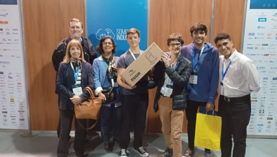 Alumnos recibieron un premio por crear una locomotora que se mueve con energía solar