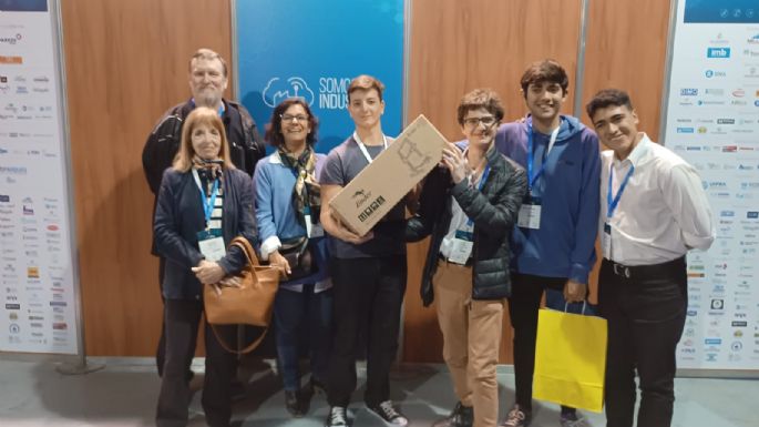 Alumnos recibieron un premio por crear una locomotora que se mueve con energía solar