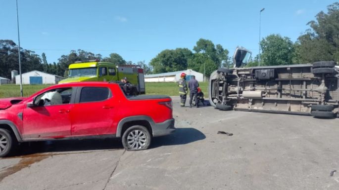 Fuerte choque y vuelco en la Ruta 88: Bomberos rescataron a un conductor atrapado