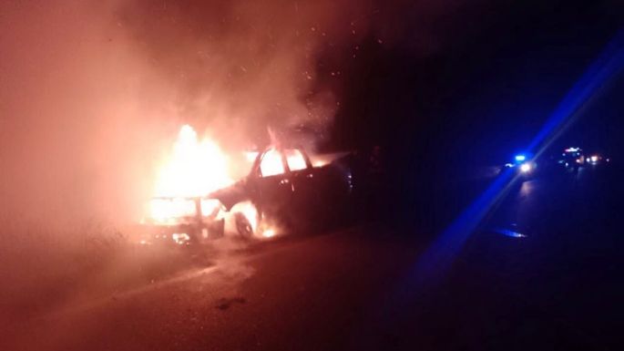 Incendio en Ruta 88: Una camioneta quedó destruida por las llamas