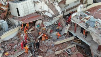 El temporal complica los trabajos de búsqueda en el derrumbe de Villa Gesell