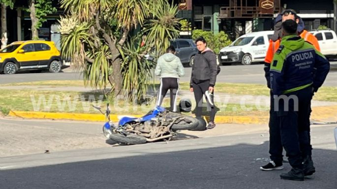 Esquina peligrosa: Motociclista gravemente herido tras un choque en 59 y 44