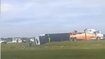 Tragedia en la Ruta 2: Un camionero falleció tras un vuelco fatal