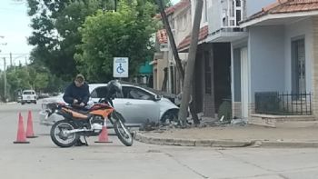 Accidente en la madrugada: Un auto se estrelló contra dos postes y sus ocupantes terminaron heridos