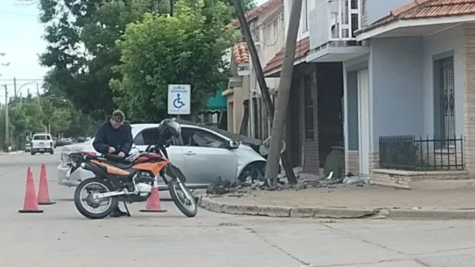 Accidente en la madrugada: Un auto se estrelló contra dos postes y sus ocupantes terminaron heridos