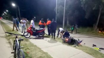 Grave accidente entre motos dejó a un hombre hospitalizado y a un menor con lesiones leves