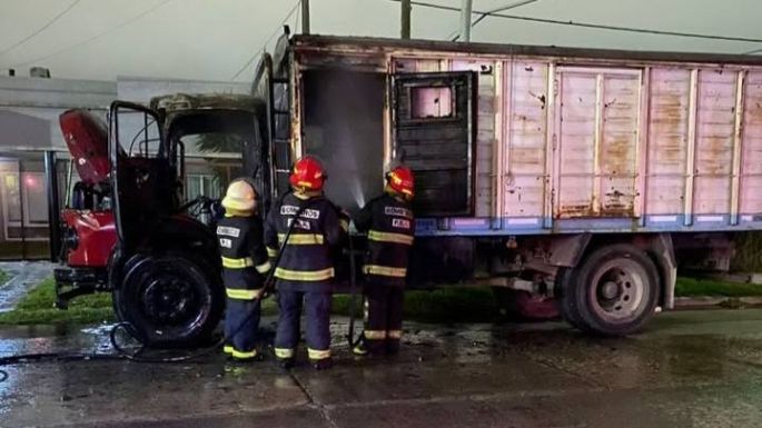 Un camión fue consumido por las llamas en 30 y 61