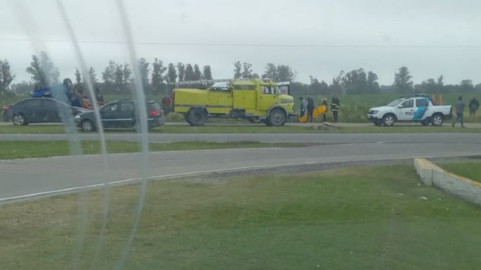 Ruta 88: Impactante vuelco de un camión cargado de frutas en el cruce de Otamendi