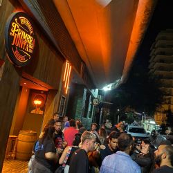 Se viene el aniversario de Primera Junta y va a “tirar la casa por la ventana”: Bandas en vivo en la calle 64, gastonomía y cerveza artesanal