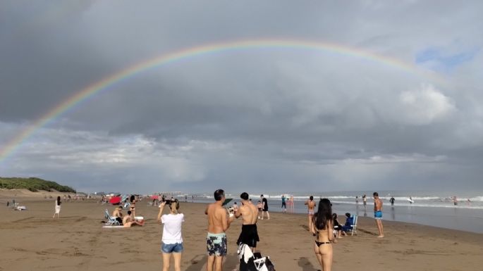 Lluvia, playa y arcoíris: La térmica alcanzó los 28° y muchos se quedaron en la arena