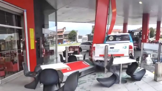 Video: Se descompensó y embistió con su camioneta la cafetería de la estación de servicio de 59 y 26