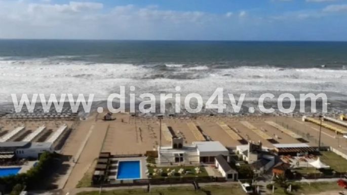 En medio de un alerta por crecidas de la costa, el mar llegó hasta las sombrillas de los balnearios