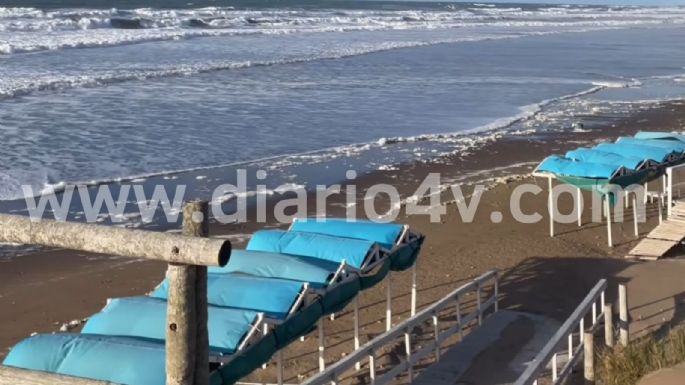 En medio de un alerta por crecidas de la costa, el mar llegó hasta las sombrillas de los balnearios