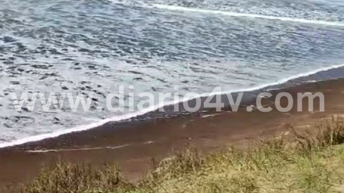 En medio de un alerta por crecidas de la costa, el mar llegó hasta las sombrillas de los balnearios