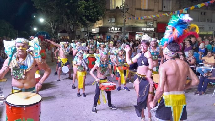 Lobería vibró con el espíritu carnavalero: Comparsas, carrozas y alegría en las calles