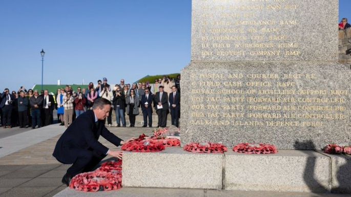 Cameron visitó las Islas Malvinas y dijo que serán británicas “posiblemente para siempre”: El repudio de los gobernadores