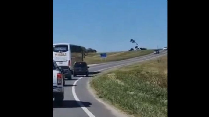 Video: Un micro de Plusmar casi causa una tragedia al sobrepasar vehículos en una curva de la Ruta 11