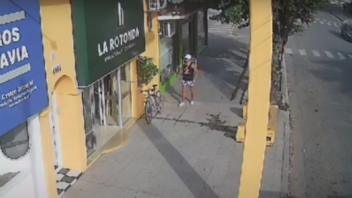 Entró a comprar pan y en un segundo le robaron la bicicleta