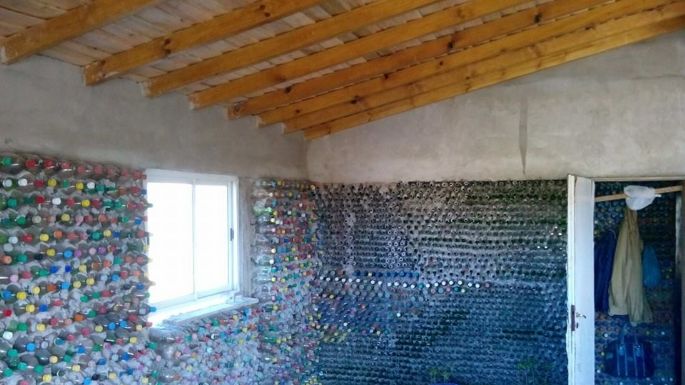 La increíble historia de una correntina que cumplió su sueño de vivir en Balneario Los Ángeles: Hizo su casa con 14.000 botellas