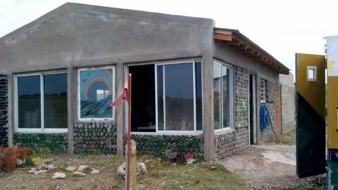 La increíble historia de una correntina que cumplió su sueño de vivir en Balneario Los Ángeles: Hizo su casa con 14.000 botellas