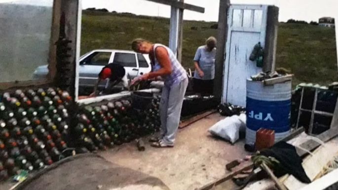 La increíble historia de una correntina que cumplió su sueño de vivir en Balneario Los Ángeles: Hizo su casa con 14.000 botellas