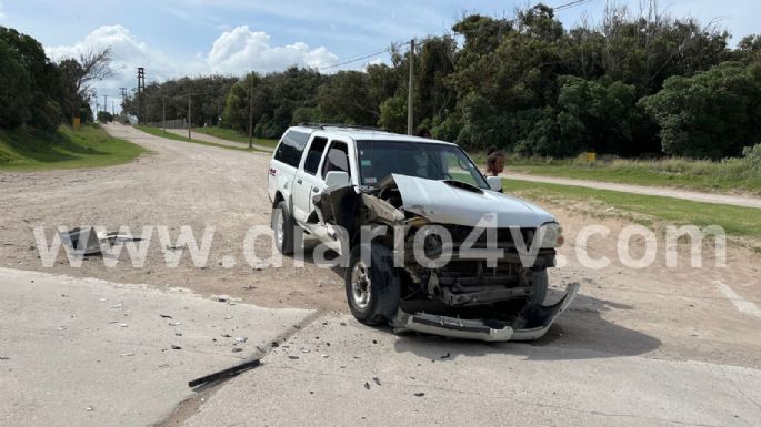 Fuerte choque entre dos camionetas en la Avenida 2