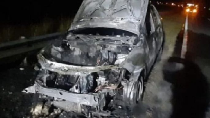 Sacó el auto del concesionario y se le prendió fuego cuando lo probaba cerca de Punta Alta