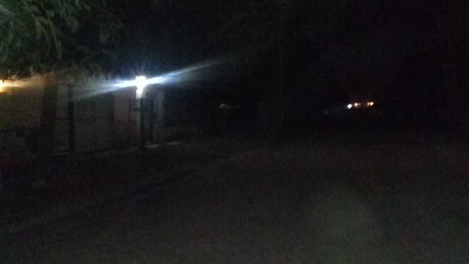 El Barrio Municipal es “una boca de lobo”: Vecinos denuncian que hace tres días están sin luz en las calles y la Usina no responde