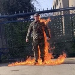 Al grito de "Palestina libre”, un soldado se prendió fuego cerca de la embajada de Israel en Washington