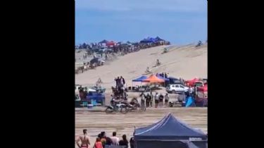 Video: Una moto y un cuatriciclo despistaron en plena competencia del Enduro del Verano y embistieron a los espectadores