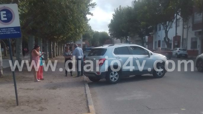 Una ciclista debió ser hospitalizada tras chocar contra una camioneta en el centro