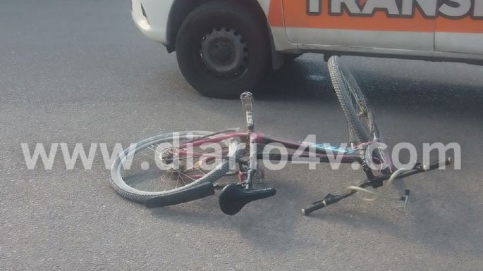 Una ciclista debió ser hospitalizada tras chocar contra una camioneta en el centro