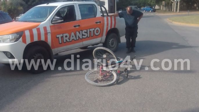 Una ciclista debió ser hospitalizada tras chocar contra una camioneta en el centro