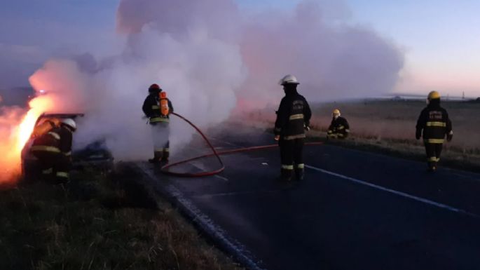 Un auto quedó destruido por las llamas en la Ruta 3 cerca de Chaves