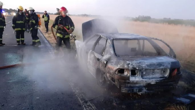 Un auto quedó destruido por las llamas en la Ruta 3 cerca de Chaves