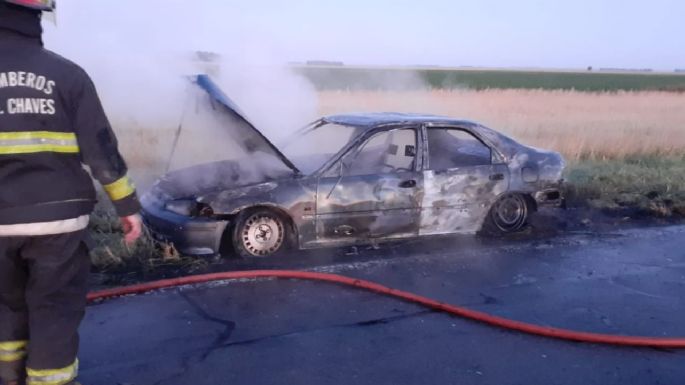 Un auto quedó destruido por las llamas en la Ruta 3 cerca de Chaves