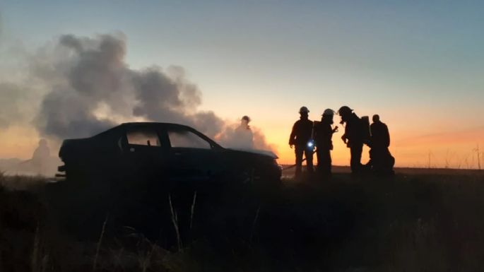 Un auto quedó destruido por las llamas en la Ruta 3 cerca de Chaves