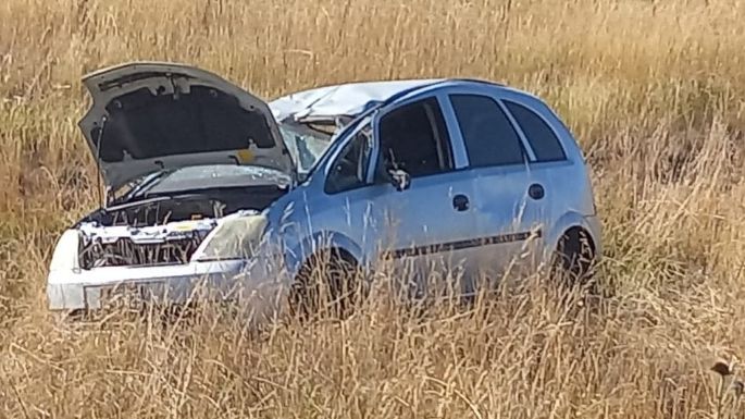 Otro accidente en Ruta 3: Volcó un auto que viajaba de Benito Juárez a Gonzáles Chaves