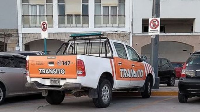 Quejas porque nadie respeta nada: Una camioneta de Tránsito estacionando en un lugar prohibido