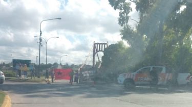 El Puente Colgante permanece cortado al tránsito por una protesta contra el hambre