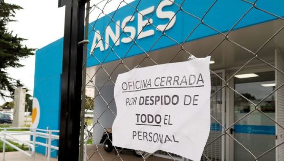 El Gobierno comenzó a cerrar oficinas de ANSES y generó una ola de despidos