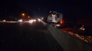 Ruta 88: Camión que venía para Necochea despistó, chocó y desparramó toda su carga de papas en la calzada