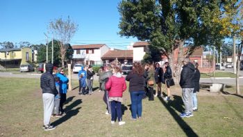 Vecinos de Los Tilos se convocaron en la plaza del barrio para buscasr solución a la invasión de moscas