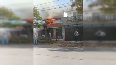 Feroz incendio en una casa de la calle 67: Habría sido ocasionado por la explosión de un cargado de celular