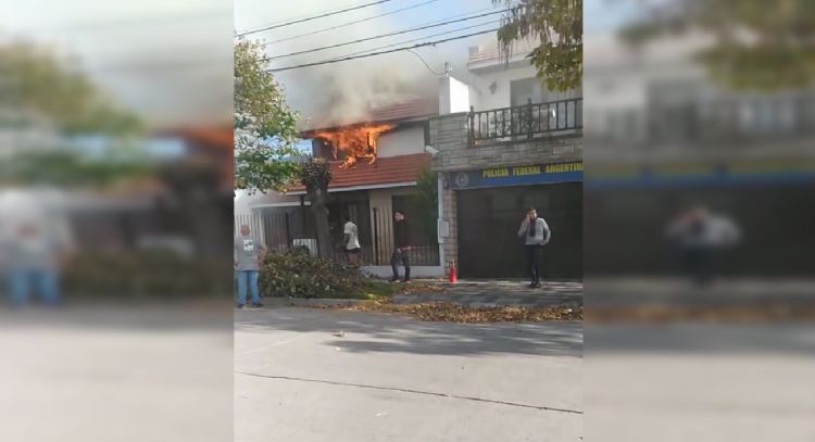 Feroz incendio en una casa de la calle 67: Habría sido ocasionado por la explosión de un cargado de celular