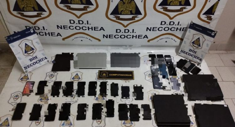 Barrio Puerto: Desmantelaron un laboratorio clandestino que desbloqueaba celulares de alta gama robados
