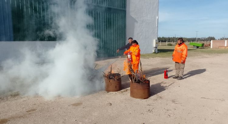 Capacitan contra incendios a operarios de la planta de tratamiento de residuos en San Cayetano