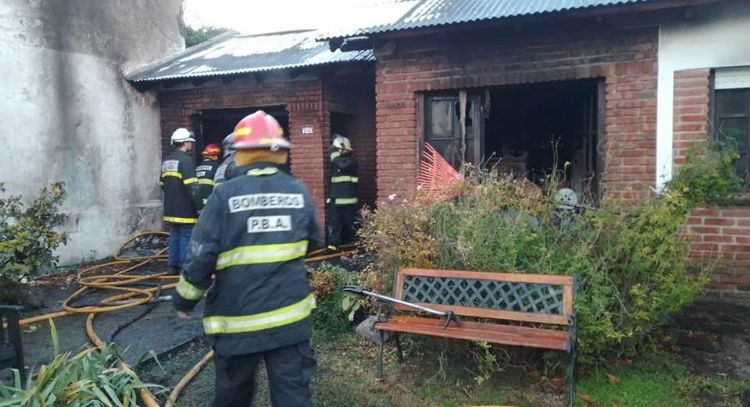 Perdidas totales en un incendio de una vivienda en 75 y 30: Un bombero terminó herido